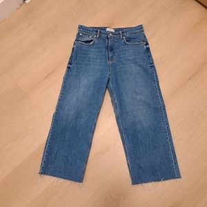 Zara Wide Leg High Waisted Jeans Cropped Medium Wash Blue Raw Hem Size 6